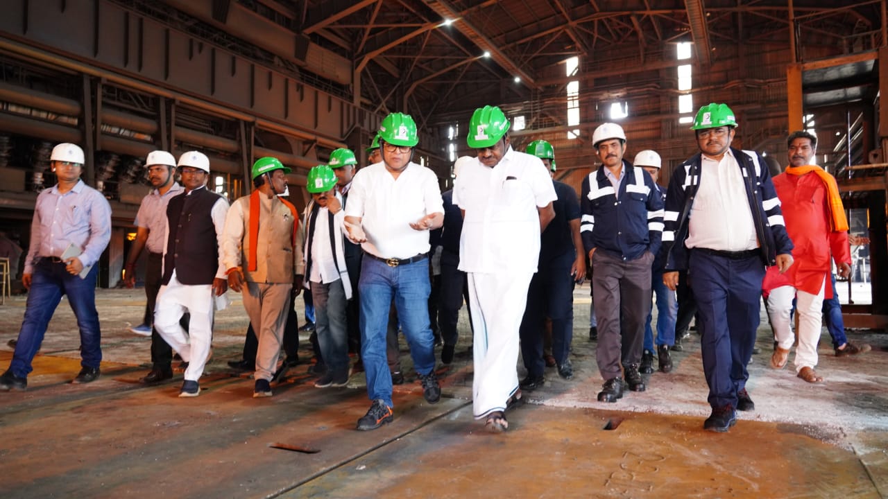 केन्द्रीय इस्पात और भारी उद्योग मंत्री एच.डी. कुमारस्वामी ने नगरनार इस्पात संयंत्र का किया निरीक्षण