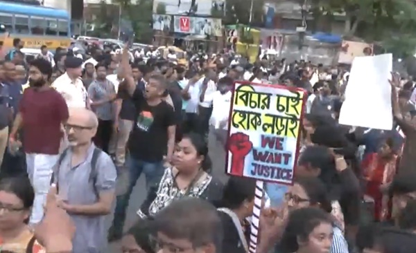 بنگالی اداکاروں نے کولکاتا میں خاتون ڈاکٹر کی آبرو ریزی اور قتل کے خلاف رات بھر جاری رہنے والے احتجاج میں حصہ لیا۔