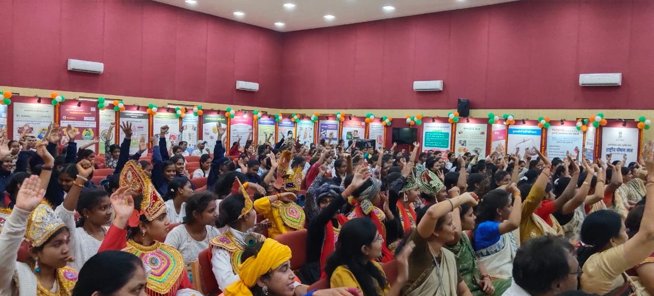 राष्ट्रीय पोषण माह के अवसर पर रायपुर स्थित डॉक्टर राधाबाई शासकीय नवीन कन्या महाविद्यालय में दो दिवसीय चित्र प्रदर्शनी शुरू
