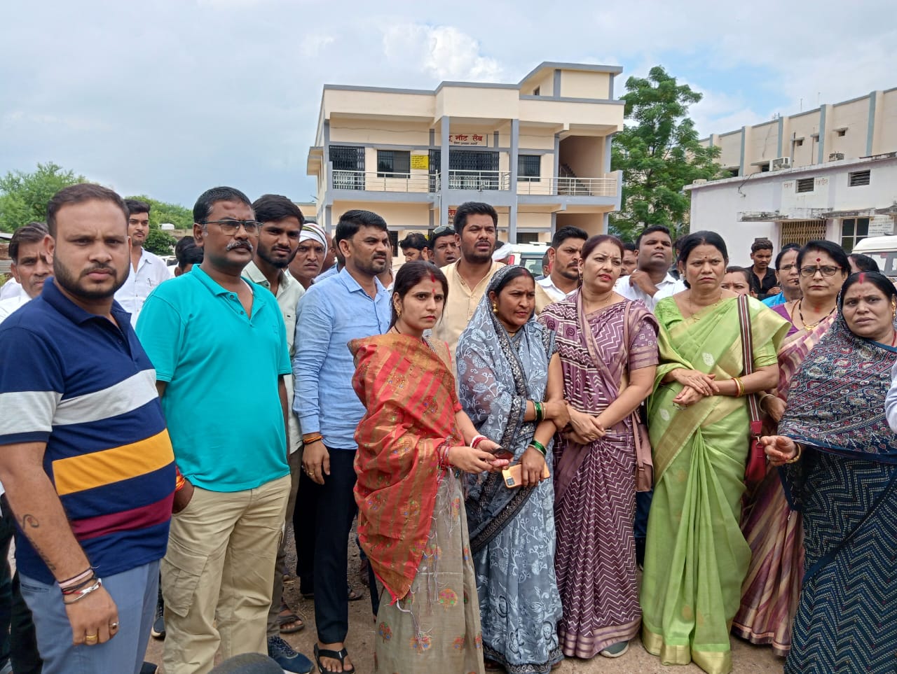 छत्तीसगढ़ के कबीरधाम जिले के लोहारीडीह गांव में 1 व्यक्ति की मौत के बाद पुलिस ने प्रदर्शनकारी 140 ग्रामीणों को हिरासत में लिया था