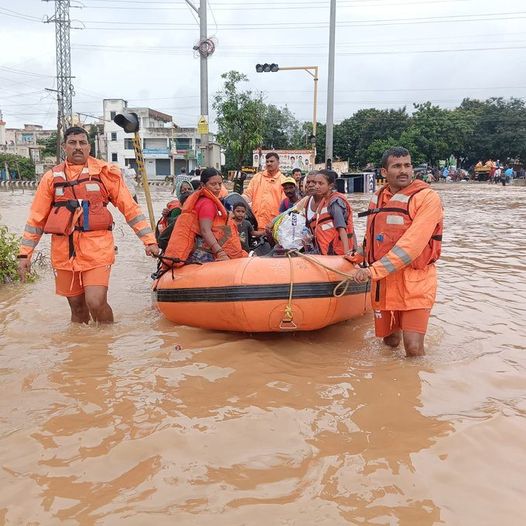 অন্ধ্রপ্রদেশে জাতীয় বিপর্যয় মোকাবিলা বাহিনী এন ডি আর এফ, বন্যা কবলিত এলাকা থেকে সাড়ে তিনশো জনকে উদ্ধার করেছে