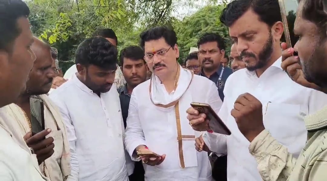 अतिवृष्टीग्रस्त भागात पंचमाने न करता नियमानुसार आर्थिक मदतीची कृषी मंत्री धनंजय मुंडे यांची घोषणा