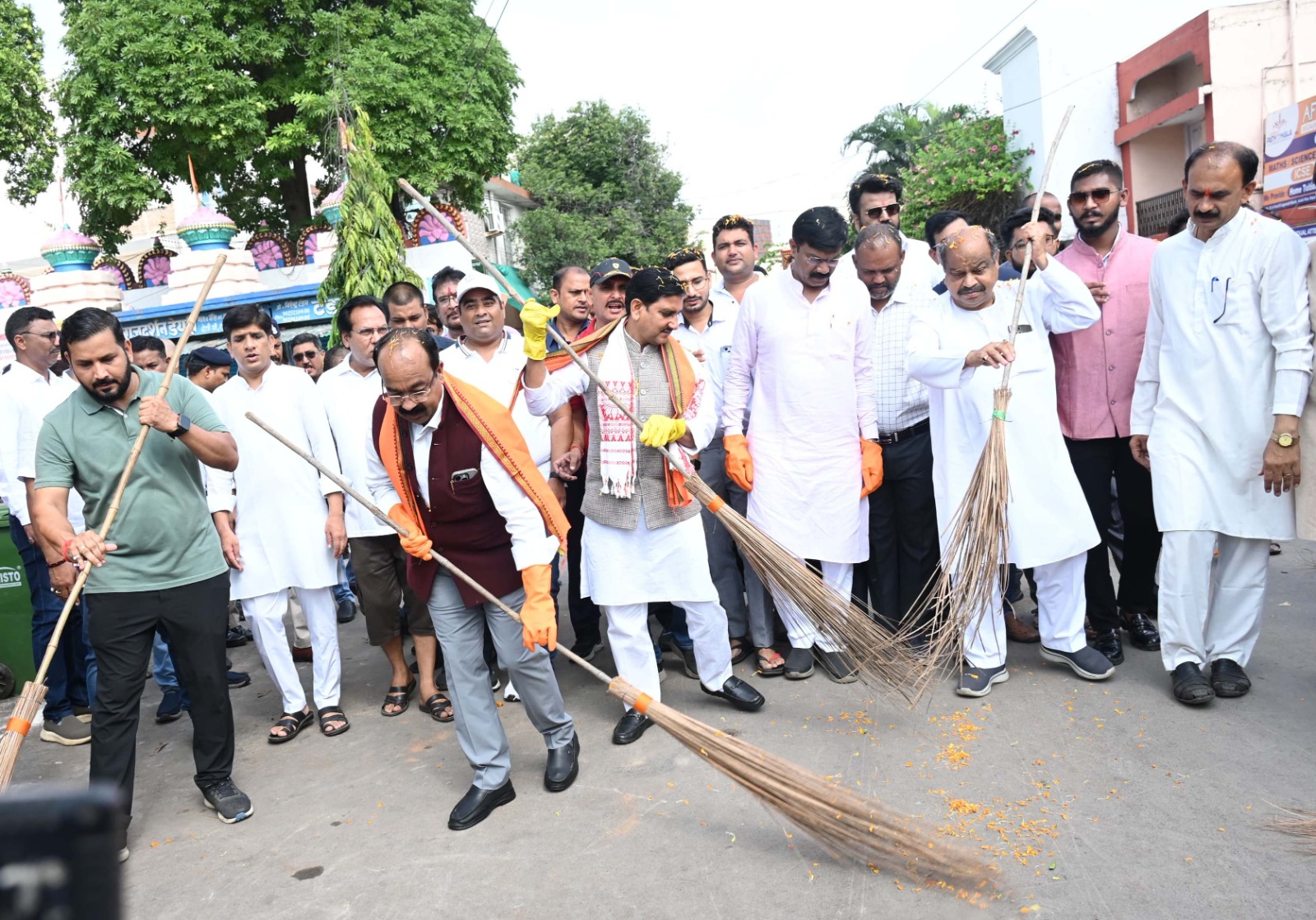 उप मुख्यमंत्री अरुण साव ने रायपुर में ’स्वच्छता ही सेवा’ पखवाड़ा के अंतर्गत किया श्रमदान