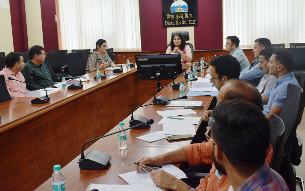 उपायुक्त कुल्लू तोरुल एस रवीश  ने जिला स्तरीय एफसीए समिति की बैठक की अध्यक्षता की