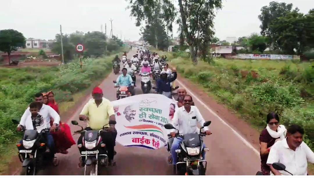 स्वच्छता ही सेवा अभियान के तहत छत्तीसगढ़ के दुर्ग जिले के धमधा में लोगों को स्वच्छता के प्रति किया जा रहा जागरूक
