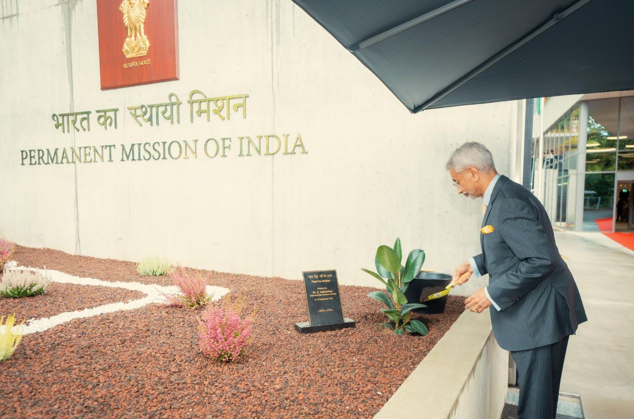 विदेश मंत्री डॉ0 एस0 जयशंकर ने ‘एक पेड़ मांँ के नाम’ अभियान के तहत पौधारोपण किया