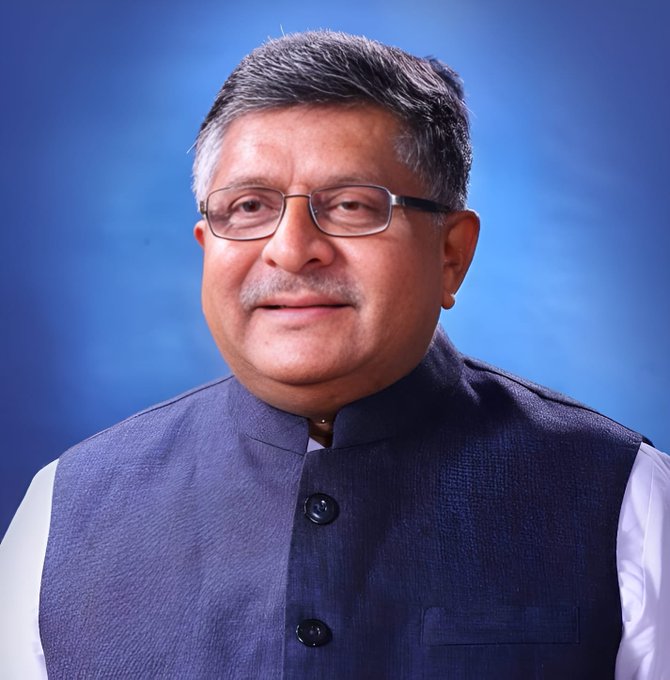 बिहार: पीएम विश्वकर्मा योजना की पहली वर्षगांठ पर पूर्व केंद्रीय मंत्री और पटना साहिब के सांसद रविशंकर प्रसाद ने लाभार्थियों को प्रमाण पत्र वितरित किए