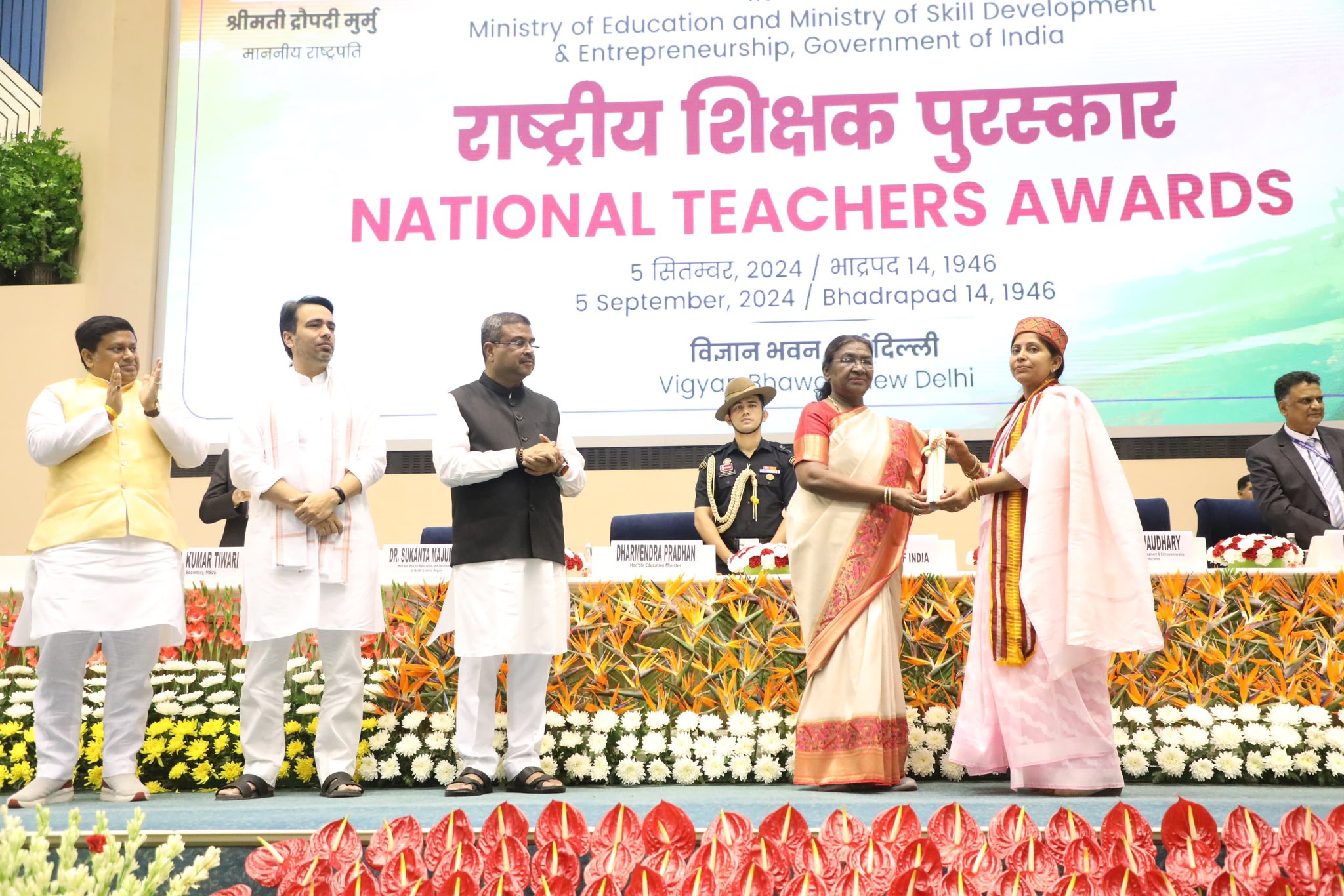 राष्ट्रपति द्रौपदी मुर्मु ने नई दिल्ली में आयोजित समारोह में 82 शिक्षकों को राष्ट्रीय शिक्षक पुरस्कार से सम्मानित किया