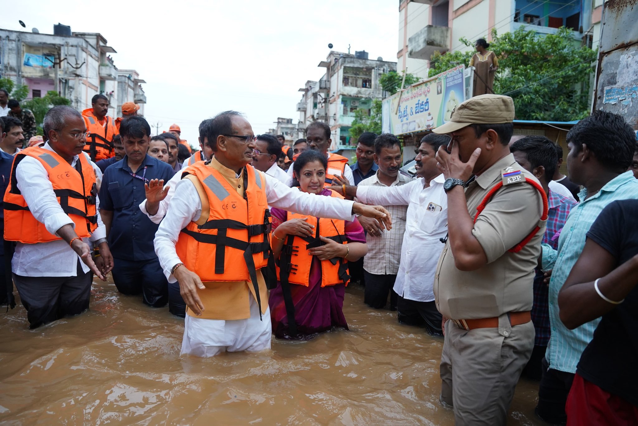 बाढ़ की स्थिति देखने के लिए आंध्र प्रदेश और तेलंगाना के दौरे पर केंद्रीय मंत्री शिवराज सिंह चौहान, नुकसान की भरपाई का दिया आश्वासन