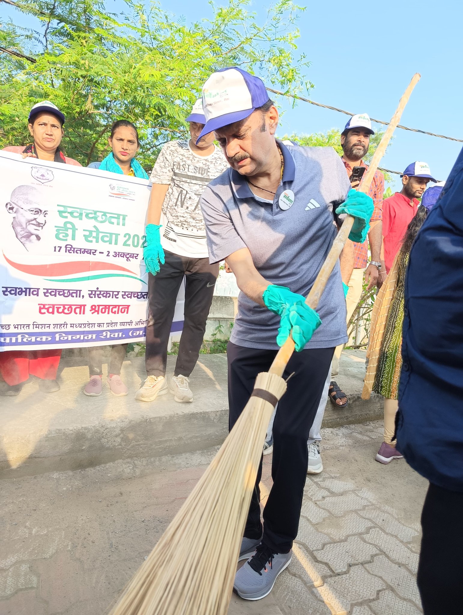 मध्य प्रदेश: उप मुख्यमंत्री राजेंद्र शुक्ल रीवा नगर निगम क्षेत्र के स्वच्छता ही सेवा अभियान में शामिल हुए