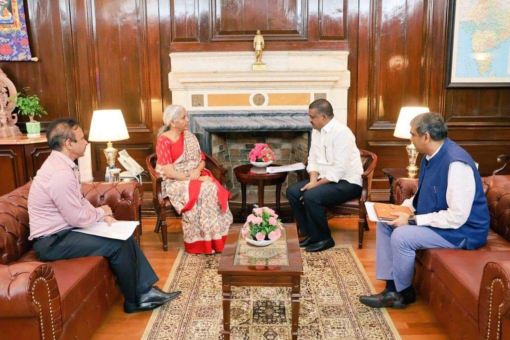 आंध्र प्रदेश के वित्त मंत्री ने केंद्रीय वित्त मंत्री से भेंट कर राज्य में बाढ़ से हुए नुकसान एक रिपोर्ट प्रस्तुत की
