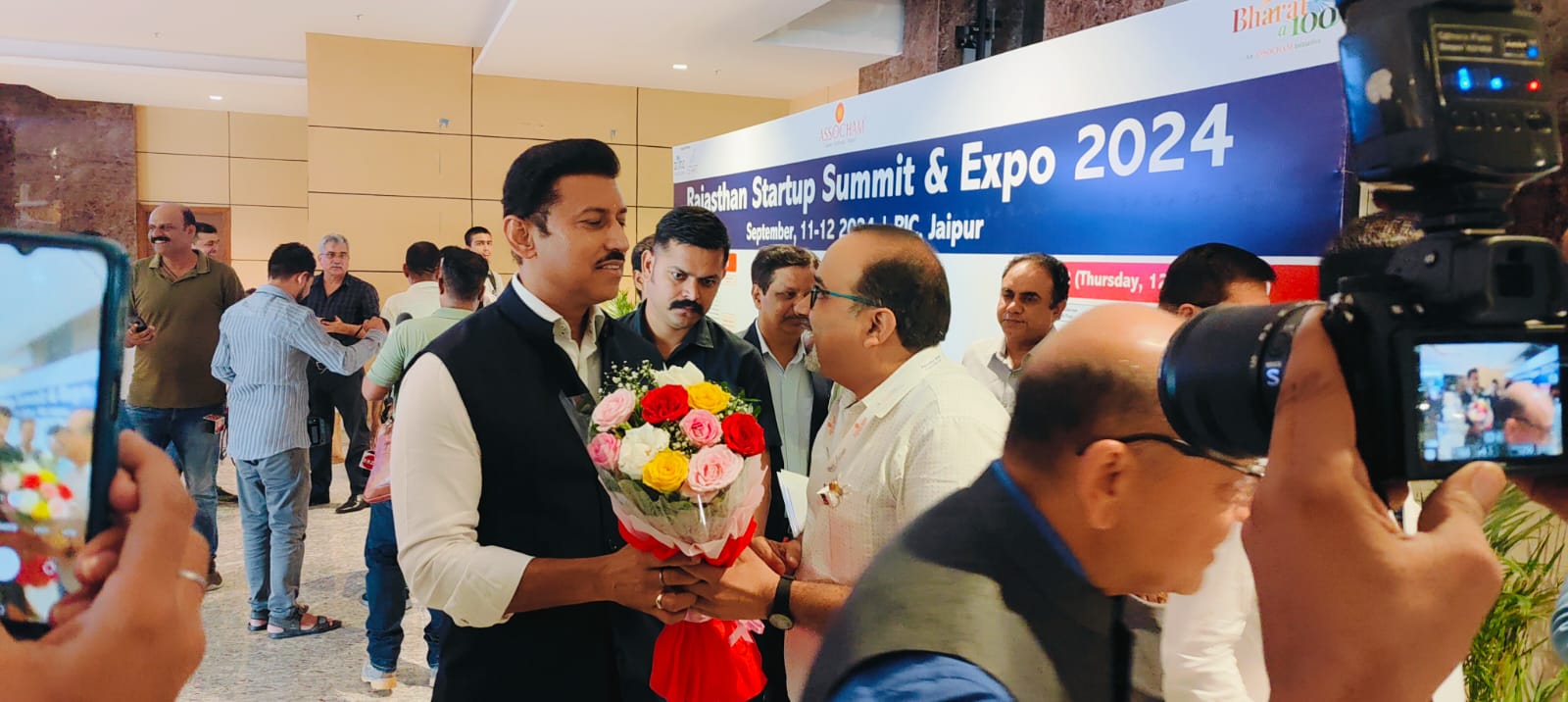 राजस्थान के उद्योग मंत्री कर्नल राज्‍यवर्धन सिंह राठौर ने दुबई में एक निवेश सम्‍मेलन में उच्‍च स्‍तरीय प्रतिनिधिमंडल का नेतृत्‍व किया