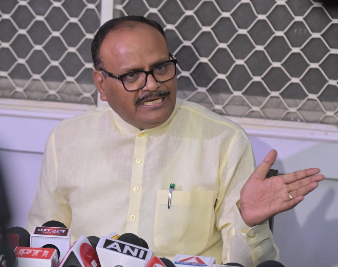 सुल्तानपुर डकैती कांड को लेकर अखिलेश यादव के आरोप का ब्रिजेश पाठक ने जवाब दिया