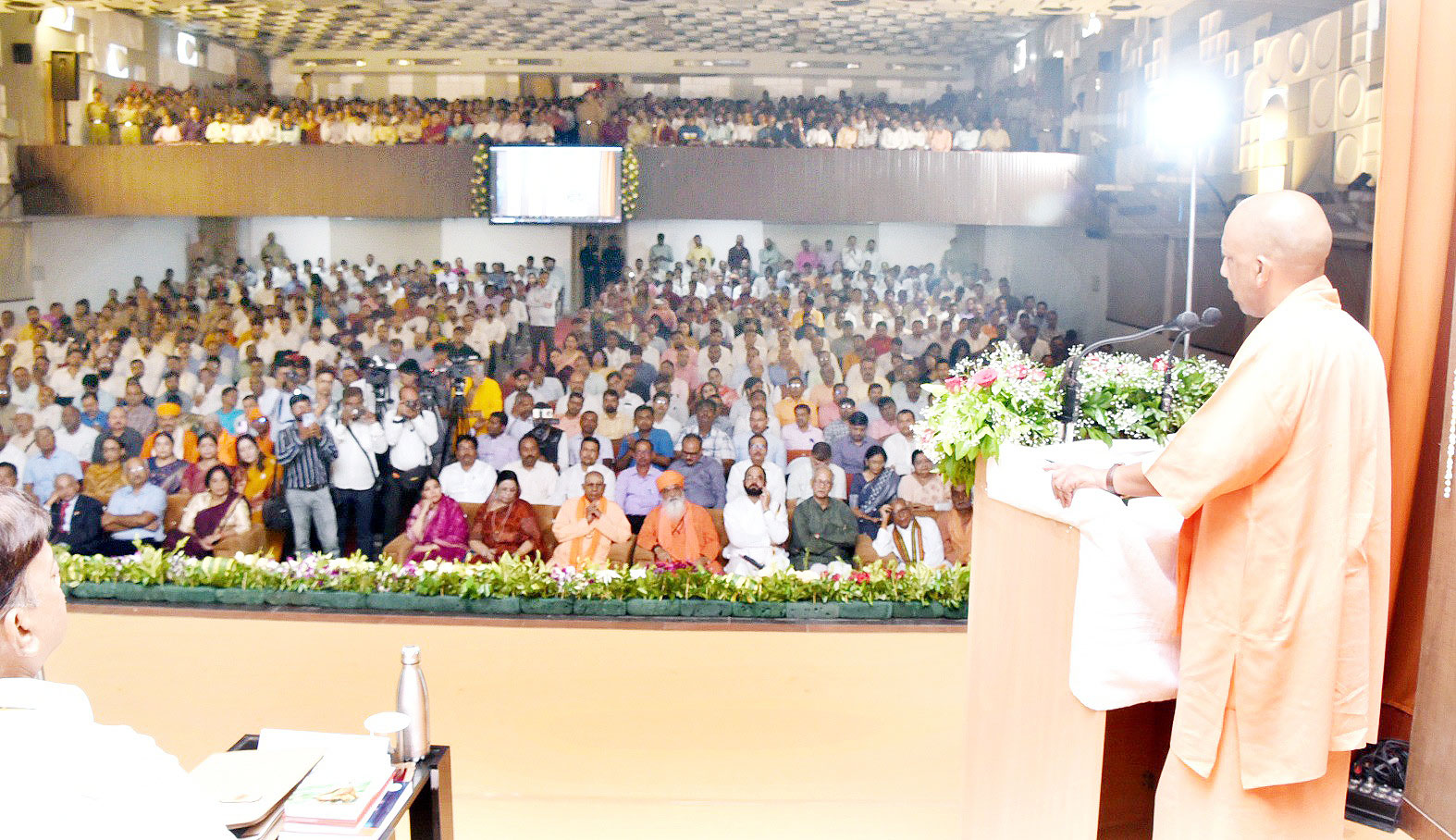मुख्यमंत्री योगी आदित्यनाथ ने गोरखपुर के दो दिवसीय दौरे पर कई कार्यक्रमों को संबोधित किया