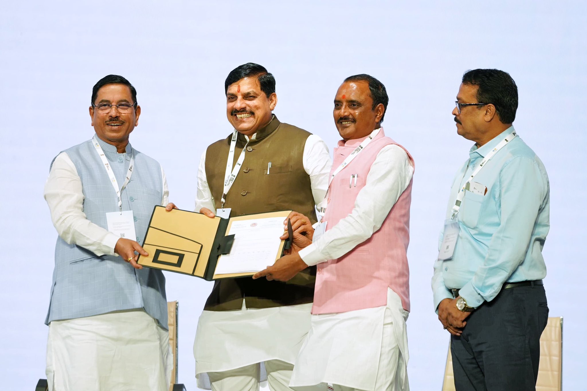 मुख्यमंत्री डॉ. मोहन यादव गुजरात के गांधीनगर में ग्लोबल रिन्यूएवल एनर्जी इन्वेस्टर्स मीट और एक्सपो में हुए शामिल