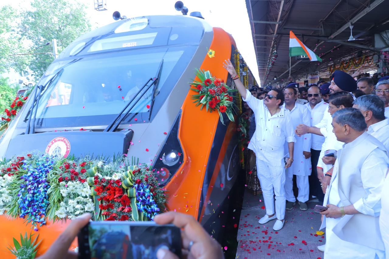 आगरा-वाराणसी सहित कई वंदे भारत ट्रेनों को प्रधानमंत्री नरेन्द्र मोदी ने वर्चुअल माध्यम से हरी झंडी दिखाकर किया रवाना