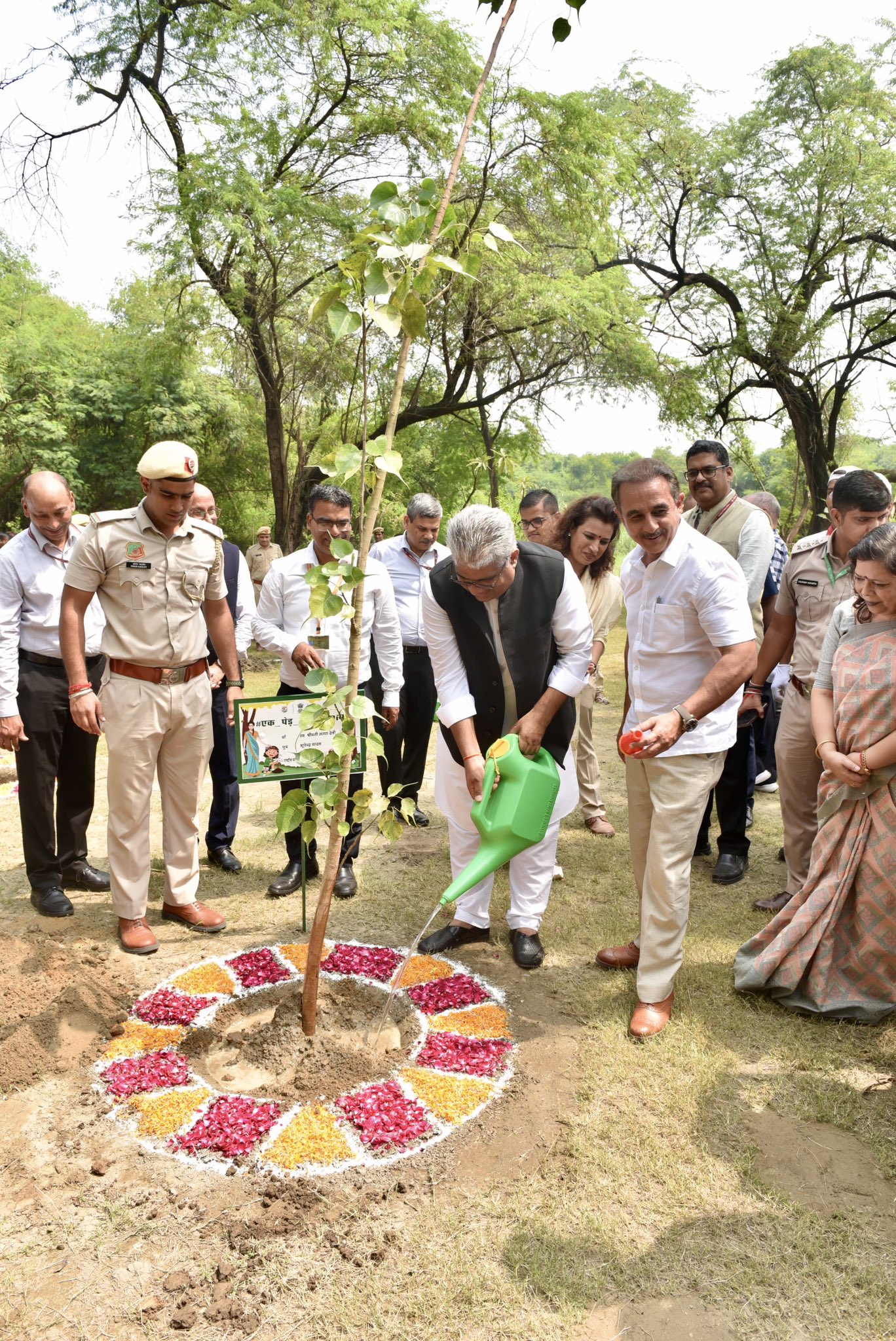 सूचना और प्रसारण मंत्रालय ने एक पेड़ मां के नाम अभियान के तहत सात हजार पौधे लगाए