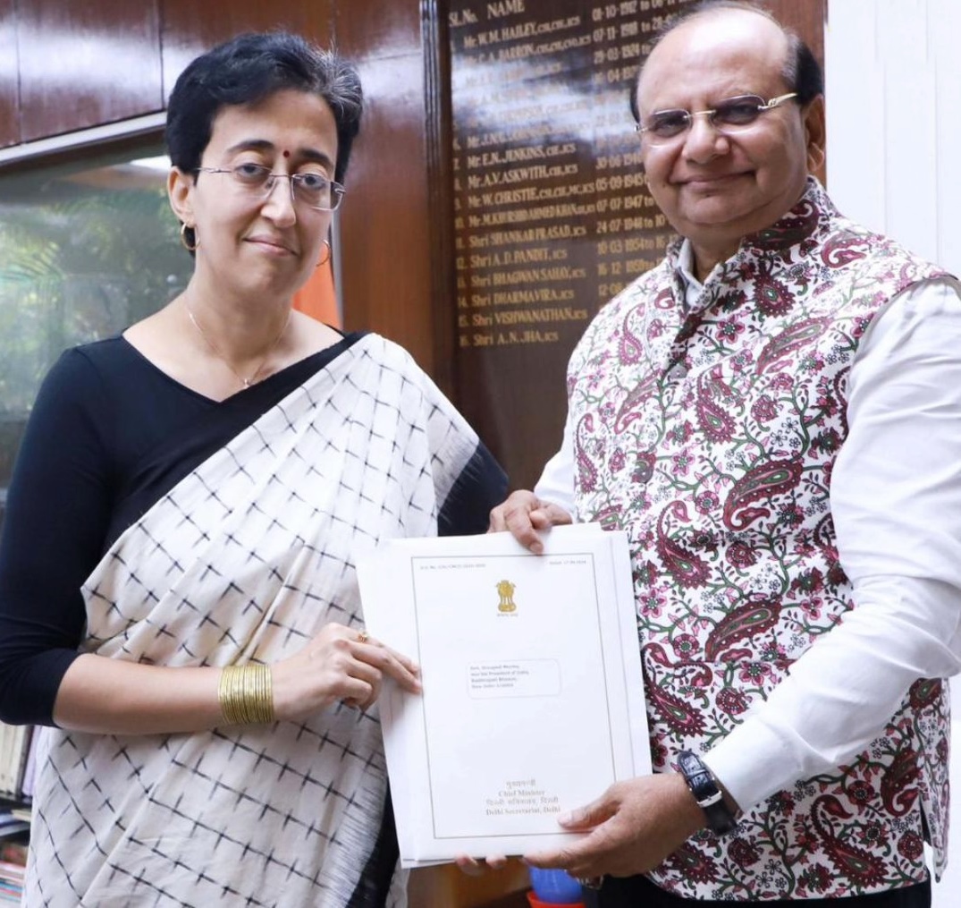 दिल्ली के उपराज्यपाल वी0 के0 सक्सेना से मिलीं आतिशी, मुख्यमंत्री पद के लिए पेश किया दावा