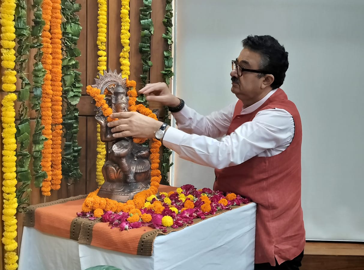 सभी भाषाओं का सम्‍मान करते हुए हिन्‍दी को बढ़ावा दिया जाना चाहिएः नवनीत कुमार सहगल