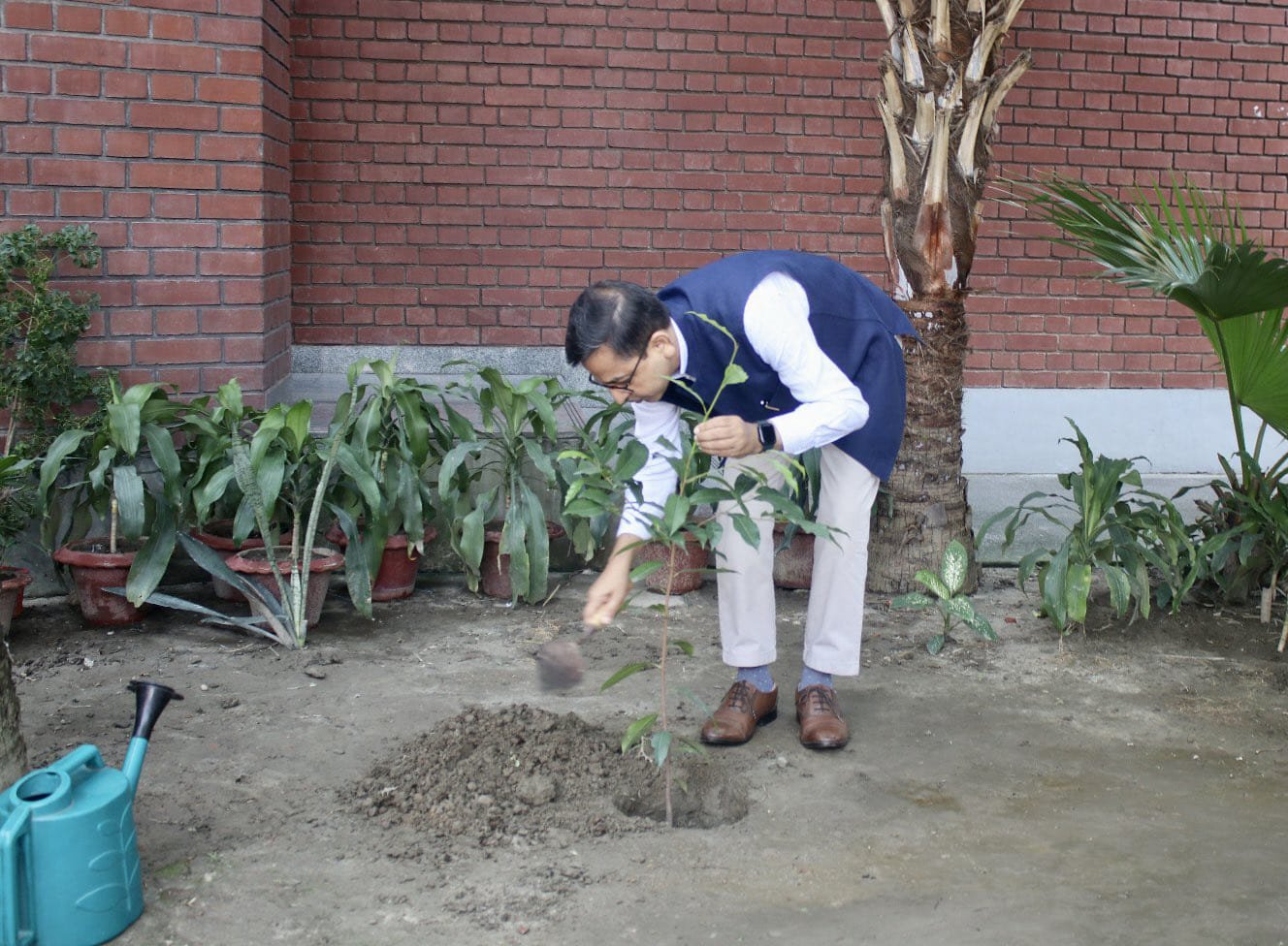 एक पेड़ मांँ के नाम अभियानः बांग्लादेश में भारतीय उच्चायुक्त प्रणय वर्मा ने उच्चायोग परिसर में बकुल वृक्ष का पौधा लगाया