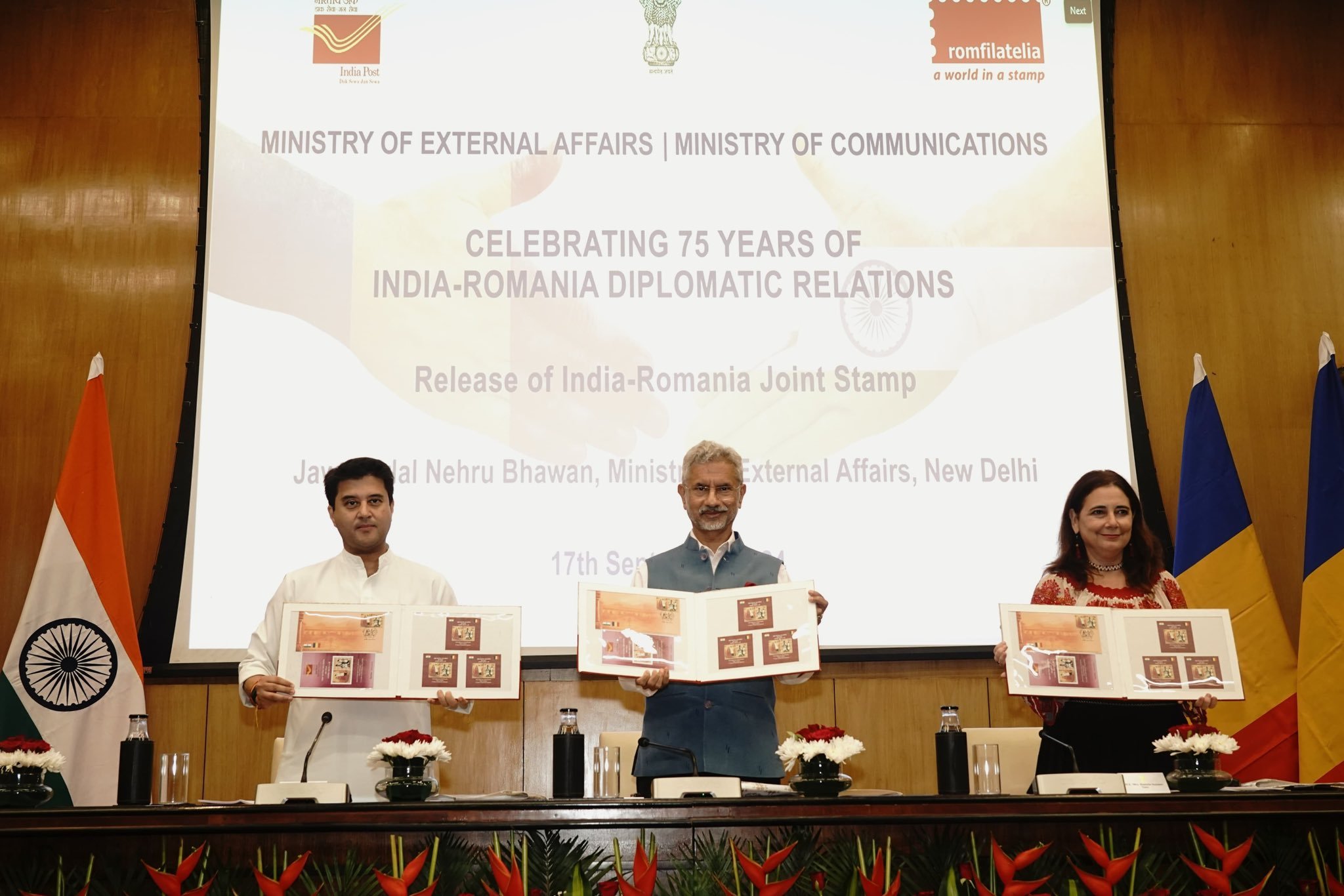 विदेश मंत्री डॉ. एस जयशंकर ने भारत-रोमानिया संयुक्‍त स्‍मारक डाक टिकट जारी किया
