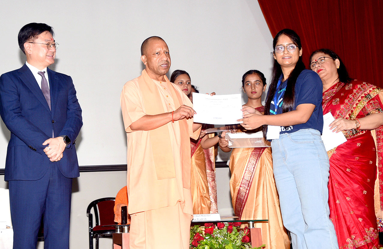 मुख्यमंत्री योगी आदित्यनाथ ने गोरखपुर विश्वविद्यालय और आईटीएम छात्र-छात्राओं को प्रमाणपत्र वितरित किए गए