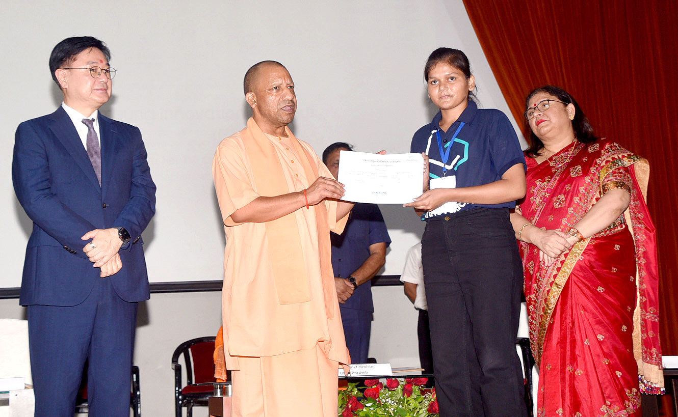 मुख्यमंत्री योगी आदित्यनाथ ने दीन दयाल उपाध्याय गोरखपुर विश्वविद्यालय में बीटेक के छात्र-छात्राओं को प्रमाण पत्र वितरित किये