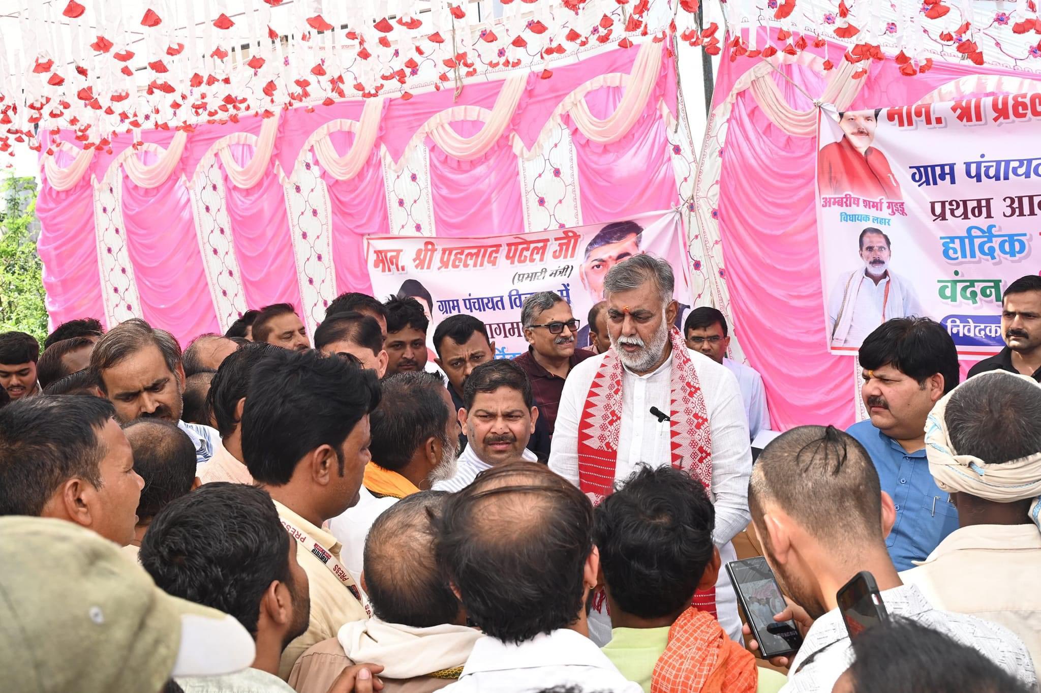 मध्य प्रदेश: पंचायत एवं ग्रामीण विकास मंत्री प्रहलाद पटेल ने भिण्ड जिले के ग्राम विजपुर पहुंच कर बाढ़ पीड़ितों से मुलाकात की