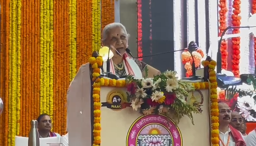 राज्यपाल आनंदीबेन पटेल ने जौनपुर के वीर बहादुर सिंह पूर्वांचल विश्वविद्यालय के 28वें दीक्षांत समारोह में हिस्सा लिया