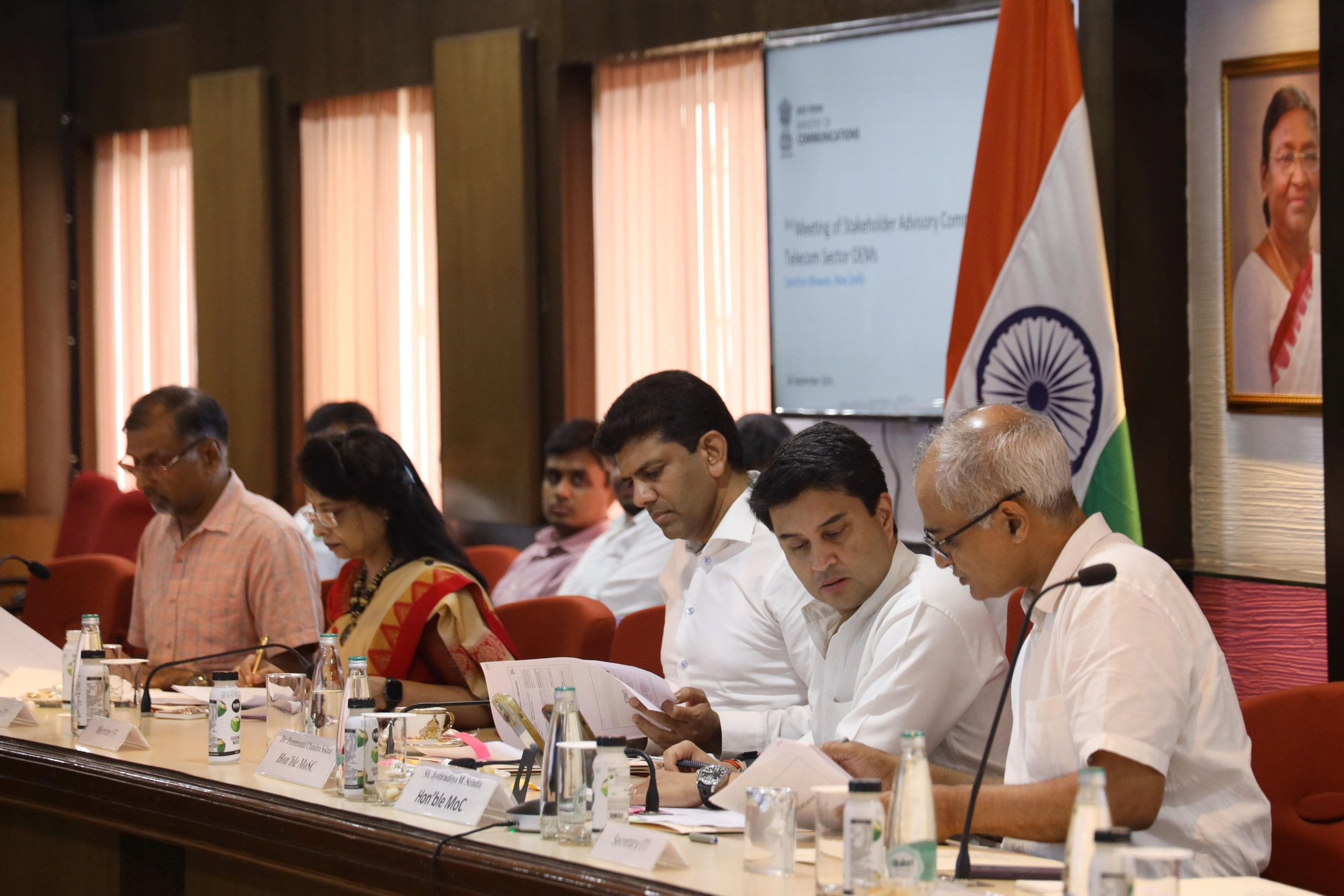 केंद्रीय मंत्री ज्योतिरादित्य सिंधिया ने टेलीकॉम कंपनियों के साथ बैठक की