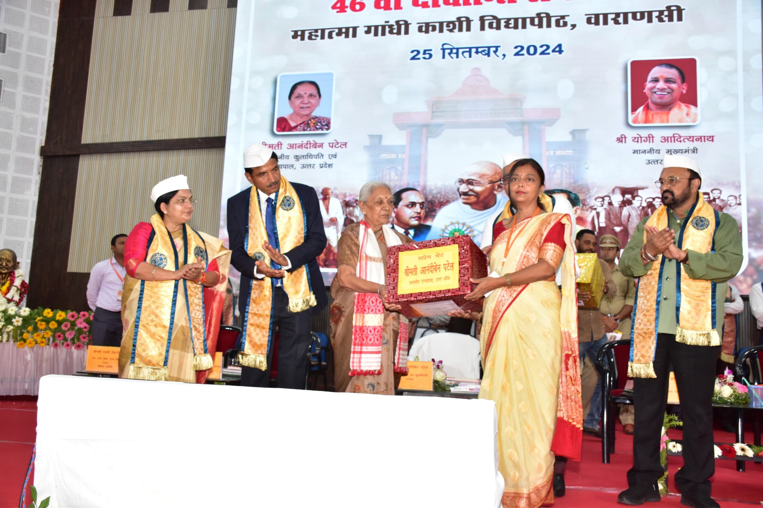 राज्यपाल आनंदीबेन पटेल ने वाराणसी स्थित महात्मा गांधी काशी विद्यापीठ के 46वें दीक्षांत समारोह में हुई शामिल