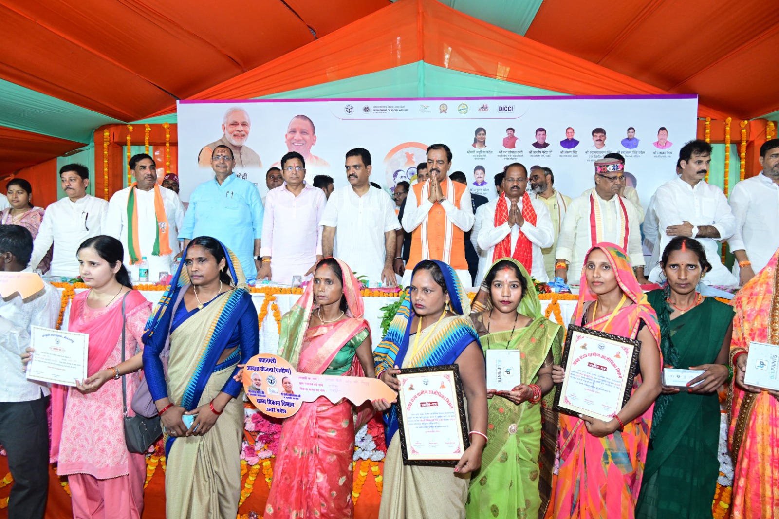 मिर्जापुर: पड़री में आयोजित स्वंय सहायता समूहों के कार्यक्रम में शामिल हुए उपमुख्यमंत्री केशव प्रसाद मौर्य