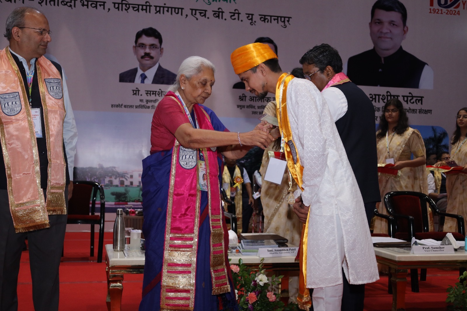 राज्यपाल आनंदीबेन पटेल ने कानपुर के हरकोर्ट बटलर प्राविधिक विश्वविद्यालय के दीक्षांत समारोह में भाग लिया