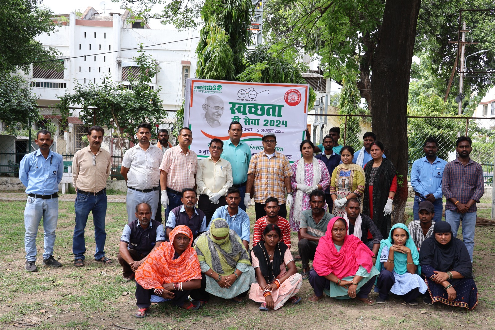 आरडीएसओ ने आज लखनऊ स्थित अपने प्रांगण में सफाई अभियान चलाया