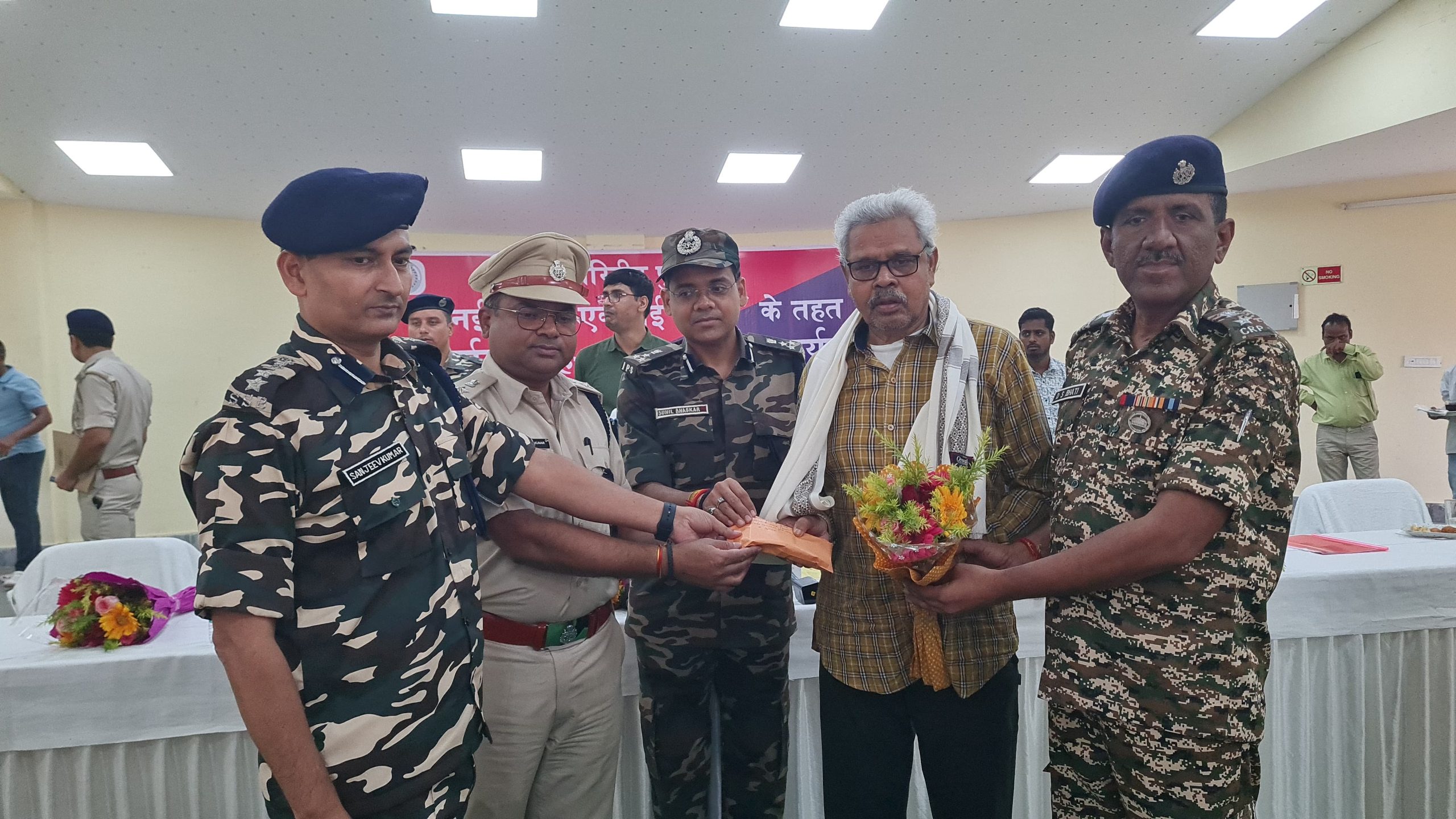 गिरिडीह पुलिस के समक्ष आज दस लाख के ईनामी नक्सली राम दयाल महतो ने आज आत्मसमर्पण कर दिया