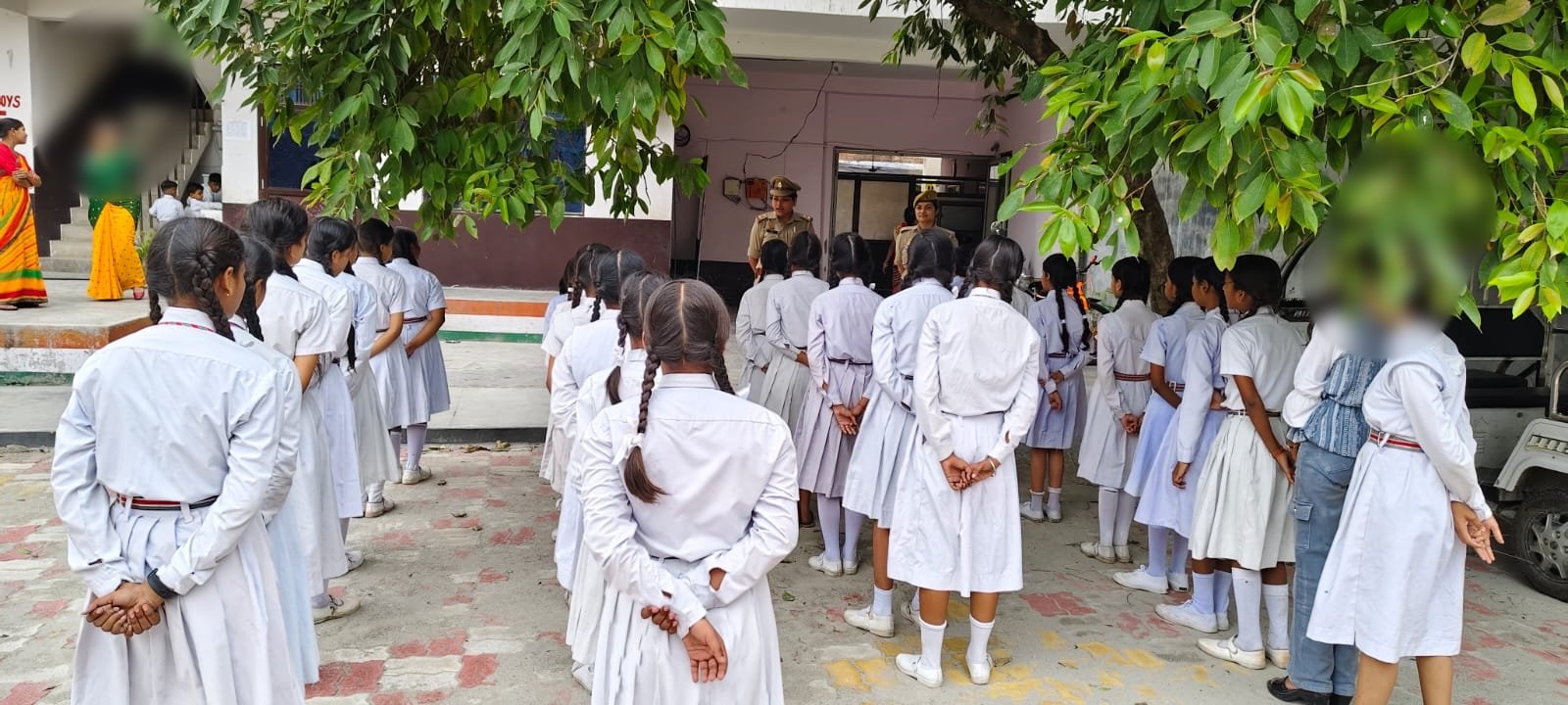लखनऊ पुलिस ने मिशन शक्ति के तहत आज राजधानी के विभिन्न गर्ल्स स्कूलों में जाकर छात्राओं को  good touch और  bad touch की जानकारी दी