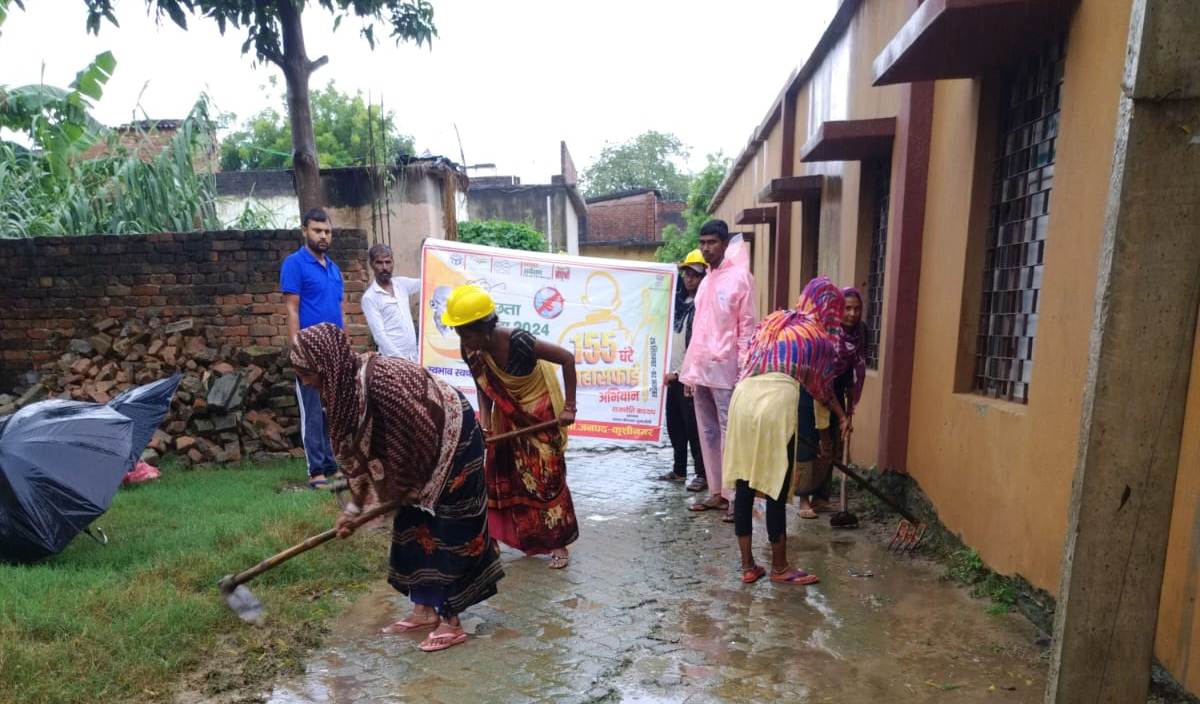 स्वच्छता ही सेवा पखवाड़े के तहत कुशीनगर जिले के नगर पंचायत सुकरौली में सफाई अभियान चलाया गया