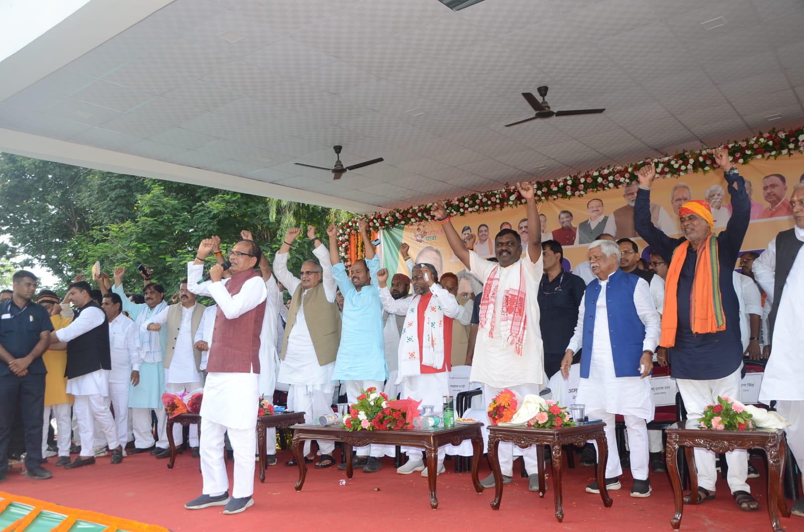 केंद्रीय मंत्री शिवराज सिंह चौहान ने पलामू में आयोजित परिवर्तन रैली के समापन समारोह को संबोधित करते हुए कहा कि हेमंत सरकार भ्रष्टाचारियों को संरक्षण दे रही है