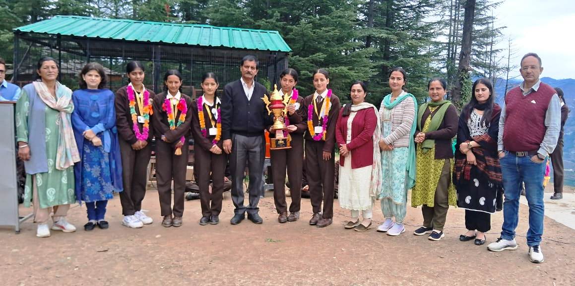कुश्ती मे चियोग की छात्राओं ने झटके पांच स्वर्ण पदक; स्कूल पहूंचने पर छात्र खिलाड़ियों का गर्मजोशी से स्वागत  