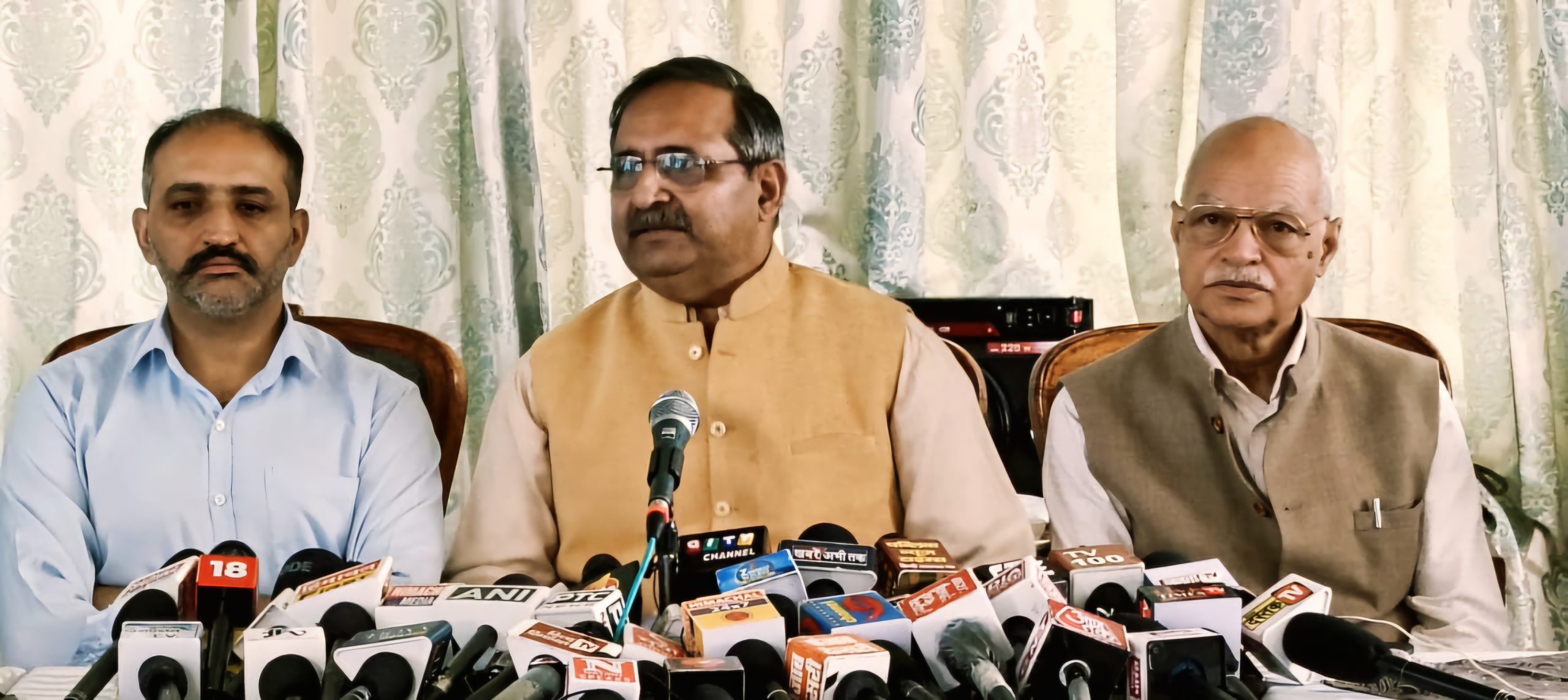 राज्य में रोजी-रोटी कमाकर कुछ लोग सरकारी जमीन पर बने अवैध भवनों व मस्जिदों में रह रहे हैंः रणधीर शर्मा