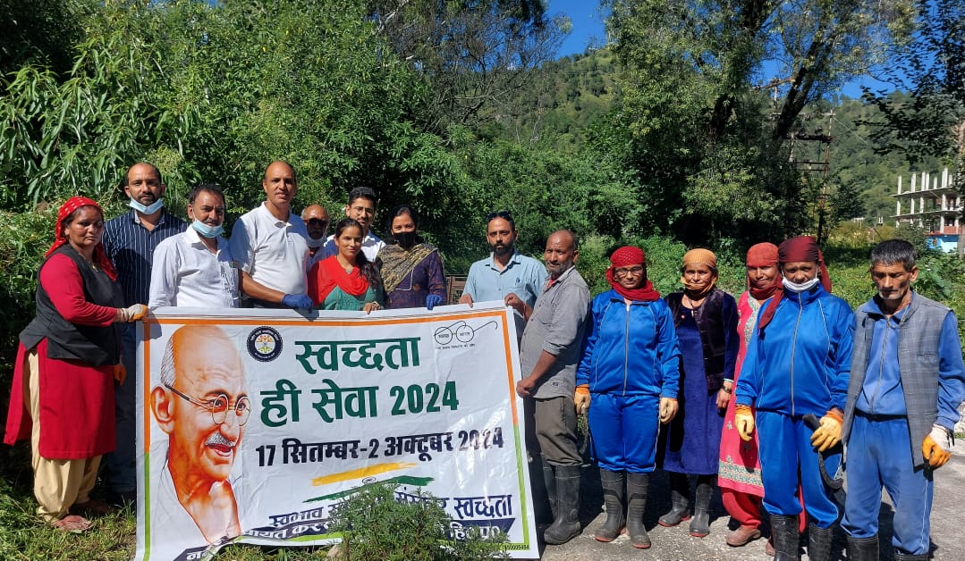 स्वच्छता ही सेवा कार्यक्रम के तहत नगर पंचायत करसोग के वार्ड नंबर 7 में चलाया गया सफाई अभियान