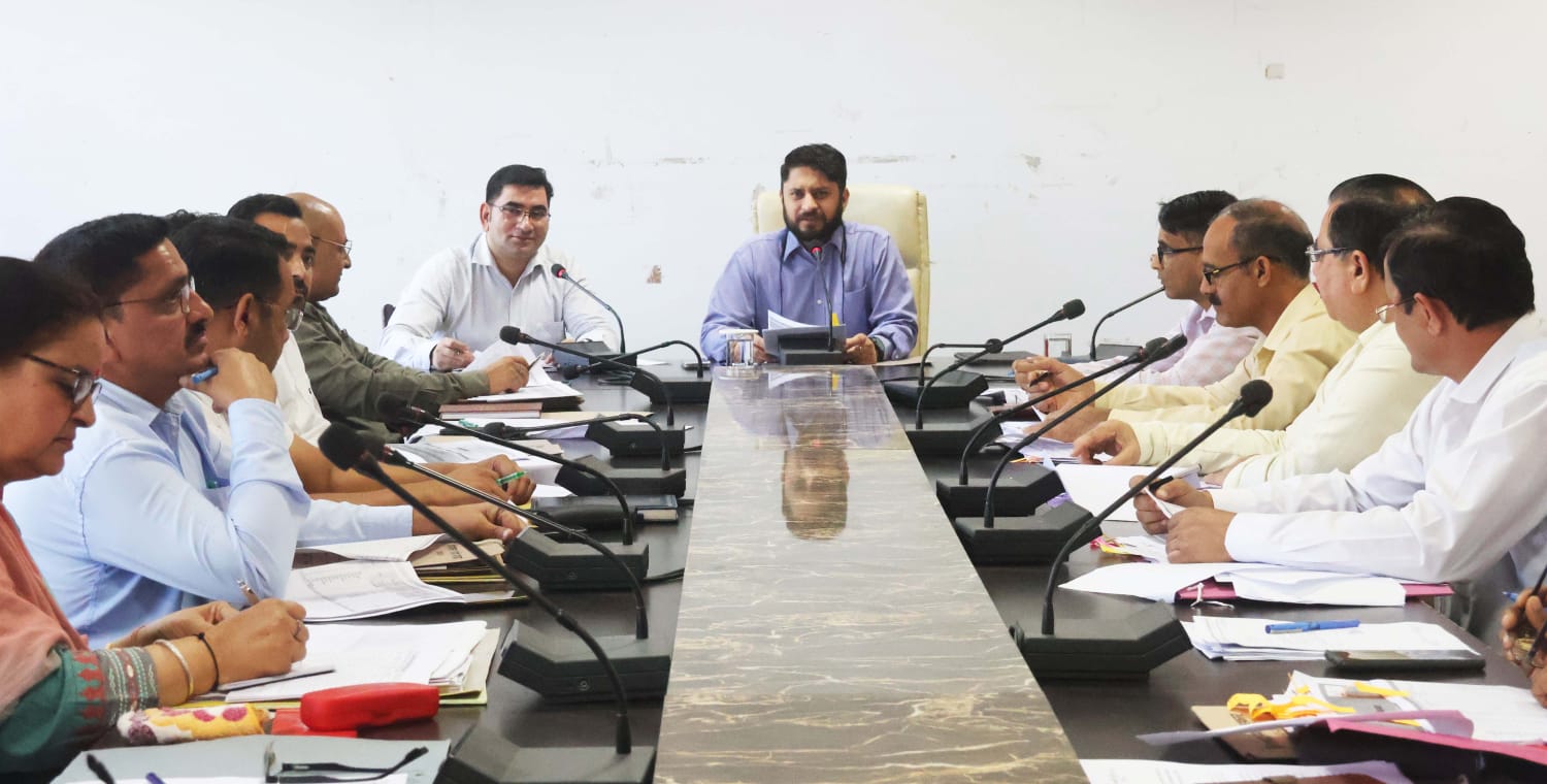 मंडी जिला में संचालित की जा रही ग्रामीण विकास से संबंधित योजनाओं की समीक्षा की गई