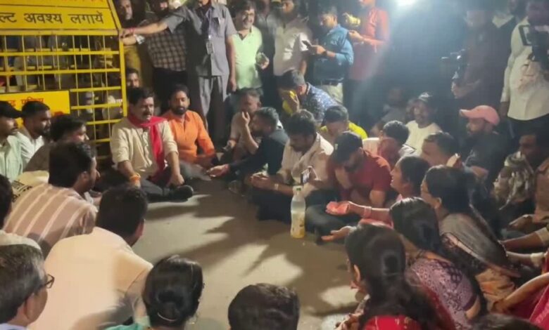 पुलिस विभाग में उप निरीक्षक भर्ती परीक्षा के परिणाम और नियुक्ति की मांग को लेकर अभ्यर्थियों ने रायपुर में गृहमंत्री विजय शर्मा के निवास के सामने प्रदर्शन किया