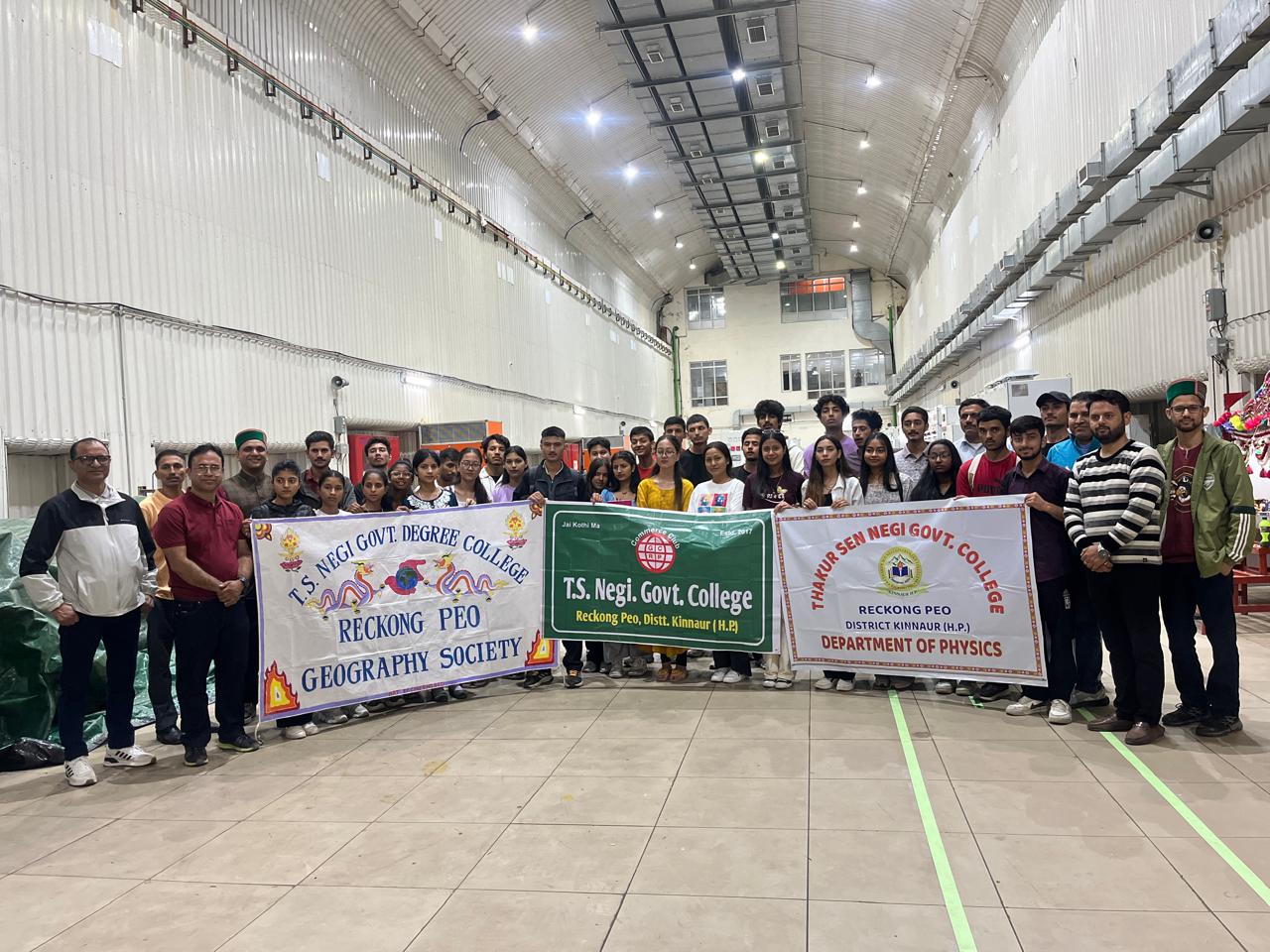 भूगोल, वाणिज्य और भौतिकी विभागों ने अनुभवात्मक शिक्षा के प्रति अपनी प्रतिबद्धता के तहत किया औद्योगिक भ्रमण 