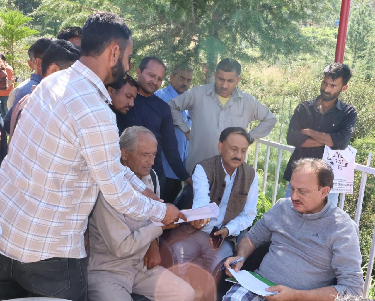 र्षवर्धन चौहान ने अपने सिरमौर प्रवास कार्यक्रम के दौरान शिलाई में क्षेत्र के लोगों की समस्याएं सुनी