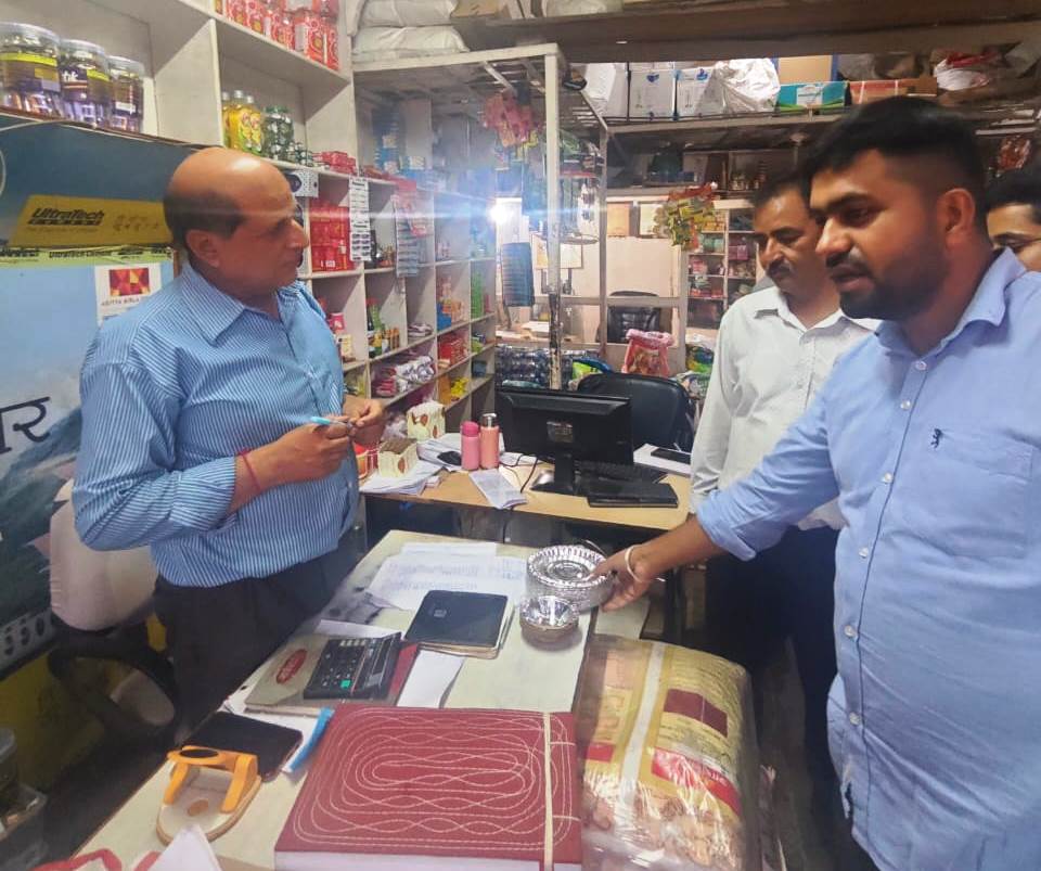 प्रशासन ने सिंगल यूज प्लास्टिक के प्रति दुकानदारों को किया जागरूक