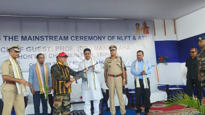 ত্ৰিপুৰাত এন এল এফ টি আৰু এ টি টি এফৰ ৫০০ৰো অধিক উগ্ৰপন্থীৰ অস্ত্ৰসম্বৰণ