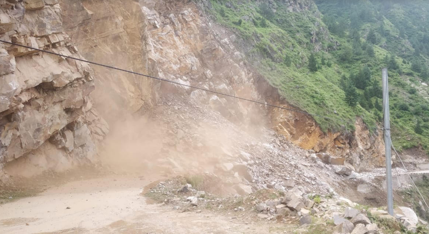 चमोली जिले में भारी बारिश के कारण जोशीमठ-नीति मोटर मार्ग, लाता के पास मलबा आने से अवरुद्ध
