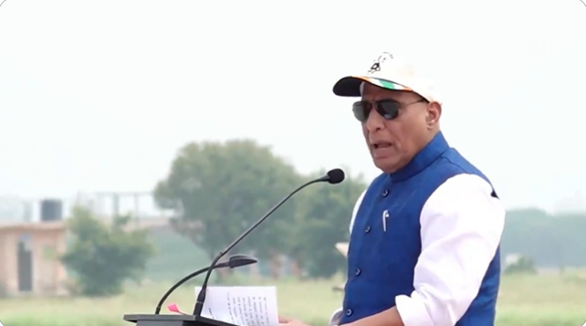 संरक्षण क्षेत्रात आत्मनिर्भरतेच्या दिशेनं भारताची वाटचाल वेगानं होत असल्याचं संरक्षण मंत्री राजनाथ सिंह यांचं प्रतिपादन