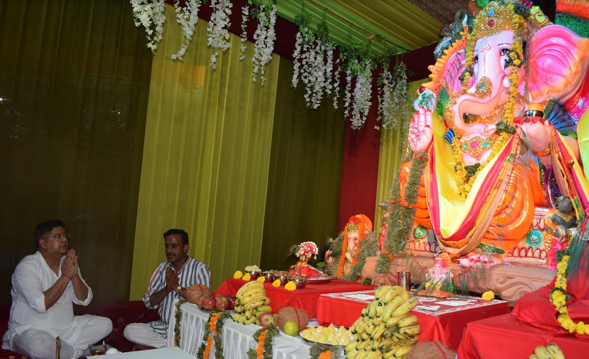 हिमाचल प्रदेश: मुख्य संसदीय सचिव शहरी विकास एवं शिक्षा आशीष बुटेल ने पालमपुर बाजार में  राम  मंदिर के समीप गणेश चतुर्थी उत्सव कार्यक्रम में शिरकत की